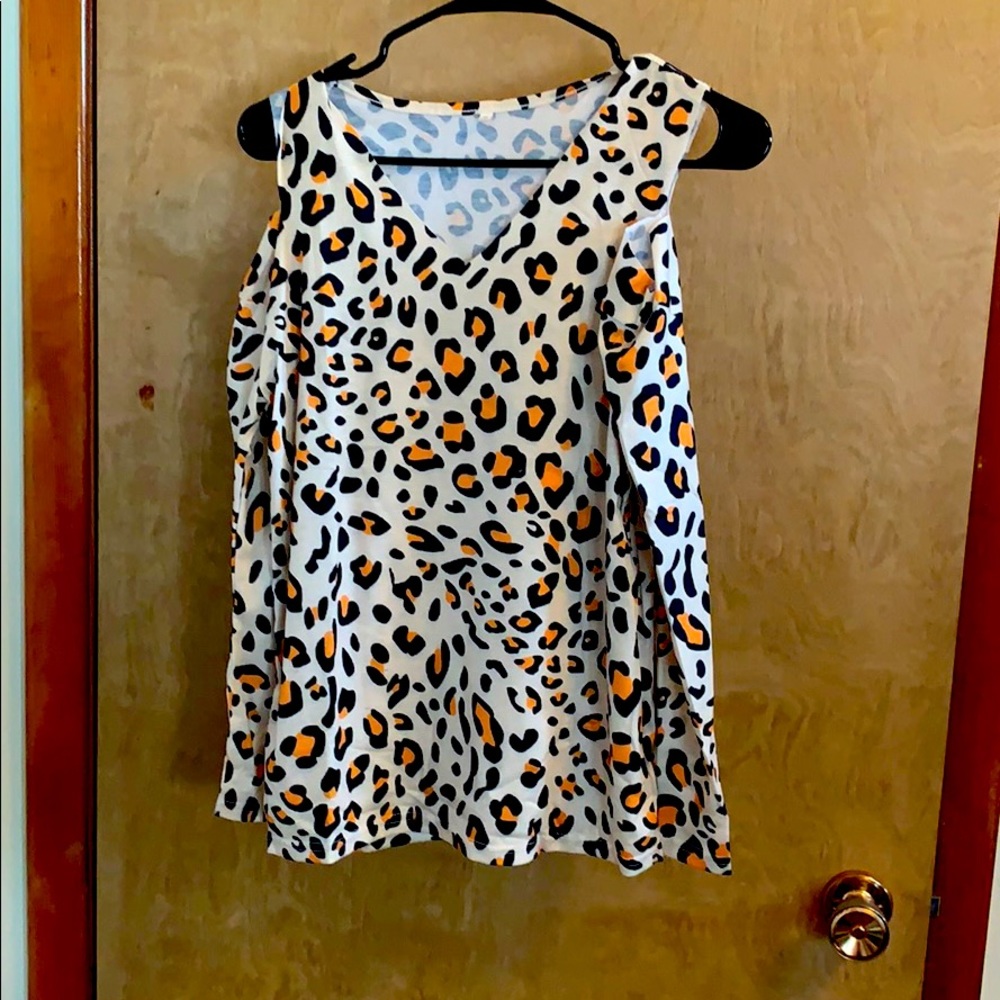 Peek a boo shoulder shirt